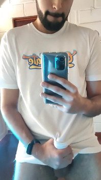 Rycker av och kommer genom min vita t-shirt