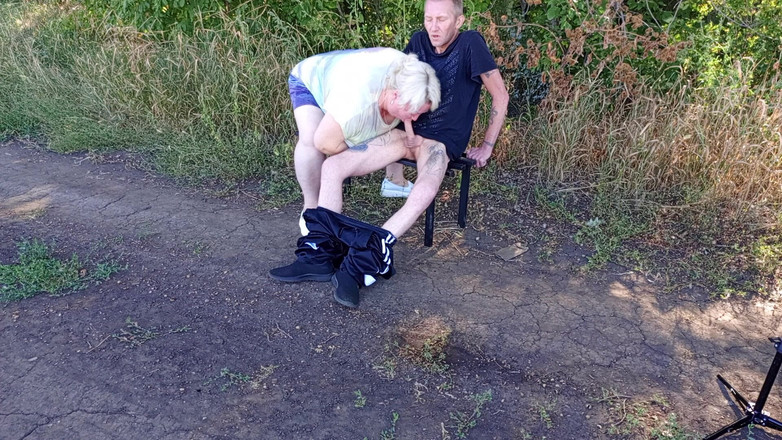 Zona901: Macecha mi saje ptáka v parku na lavičce, dokud se...