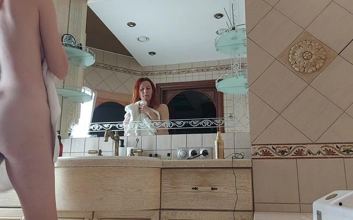 GinnaGg: Büyüleyici bir kadın aynanın önünde banyoda avlanıyor