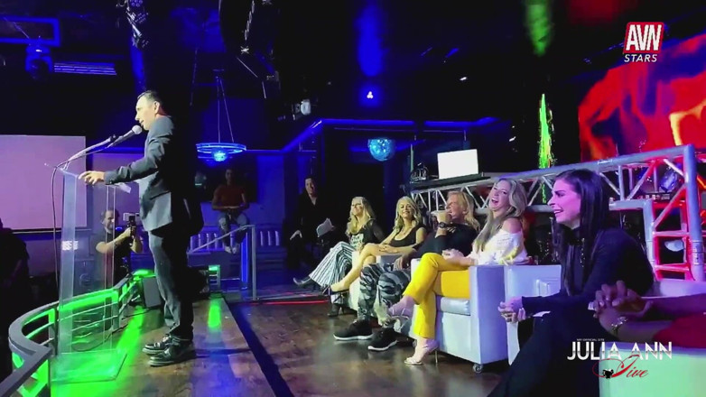Julia Ann: Моя avn roast продовжується! Томмі!