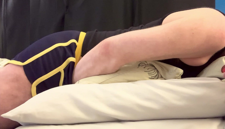 C-Spot: Cspot se excită și are un orgasm puternic uitându-se la porno...