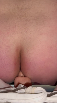 Junge reitet anal auf dildo