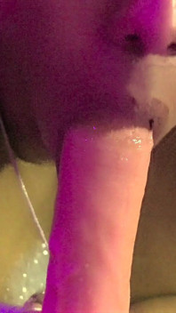 Saraboom – Das Onlyfans-Mädchen mit dem größten und saftigsten Hintern, den du je sehen wirst, heizt sich im Jacuzzi vor ihrem Gangbang auf