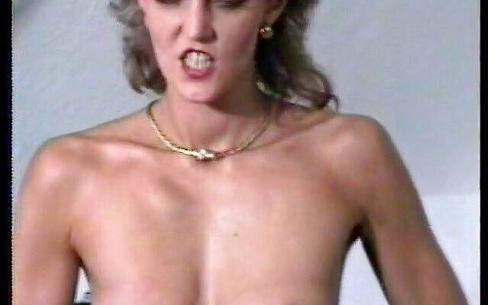 Horny Two really wet MILFs: Video vintage de morena madura seduciendo su coño con vibrador...