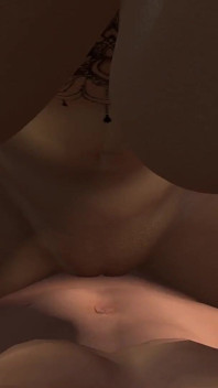 Une fille gothique sexy chevauche