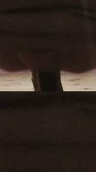 Un giovane si scopa il culo con un enorme dildo