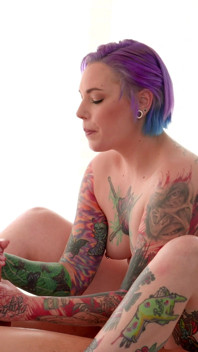 Tantrisk massage från tatuerad slampa