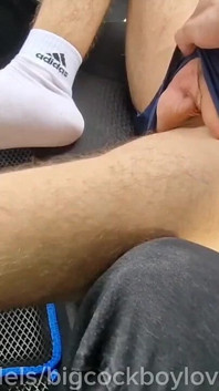 Un étudiant passant s’est enfui des cours pour baiser avec un chauffeur de taxi Uber