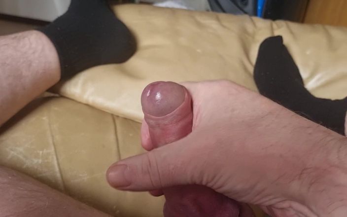 Pellefnatt: 오르가즘과 주스가 올 때까지 자지를 쳐내는 침대에 누워 있는 새아빠