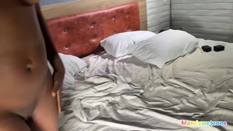Mandy wet zone: Cette rousse aime se faire défoncer le cul en levrette...