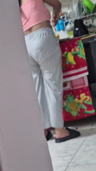 Vařila ve své nové kuchyni... Dokud jí nesáhl na zadek