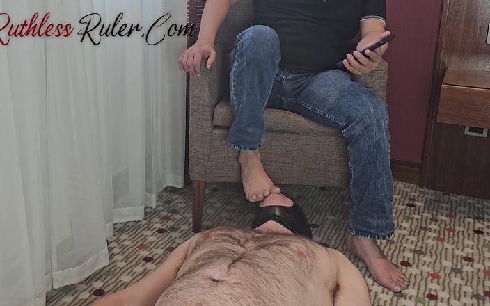 Ruthless ruler - maledom: 朝の足と唾を舐める男性の痴女