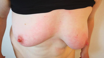 Bouncy Tits Action: Plesnind foarte bine țâțele astea