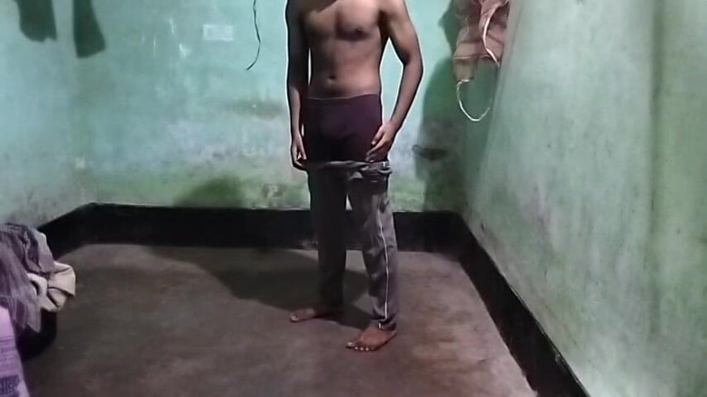 Desi Tits: 直男朋友第一次赶上内衣 twink 男孩