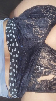 Fille MILF avec son cul balaqué par un mangeur, regarde la taille du trou !