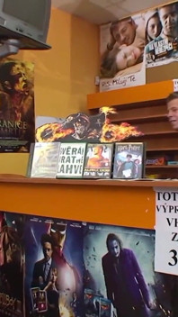 Německá babička kouří a šuká mladšího hřebce v obchodě