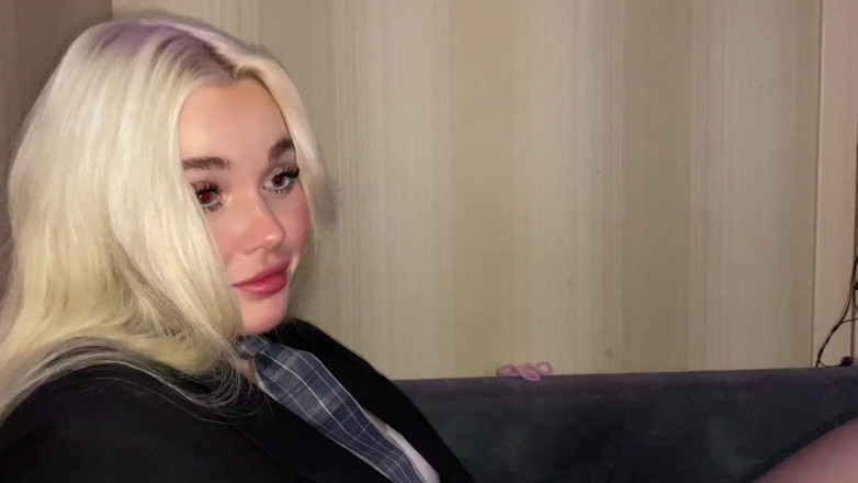 Blondessa: 年轻的继妹为男友出轨报仇，把鸡巴插入多汁的屁股下