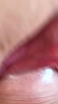Close-up incrível. A buceta recém-raspada mija, recebe um pau dentro e experimenta um poderoso orgasmo pulsante.