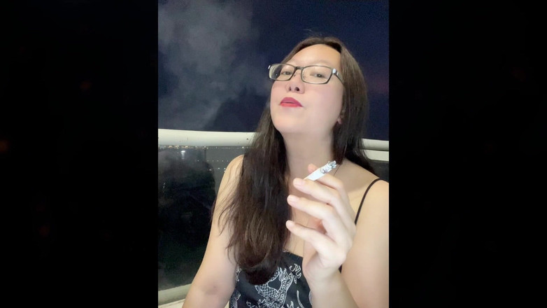 Smoking Asian: Darkside курящая азиатка кусает, извлекая грязный сигаретный фильтр + обиженный сосок Ember Glow