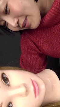 Tomoka Akari sbava e sputa su un manichino, con i primi piani della sua enorme lingua