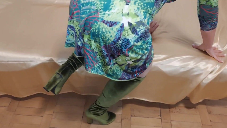 Step Mommy: Zralá manželka se sexy zadkem a velkými prsy škádlí v punčochách...