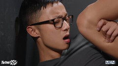 Twink pop studio: Twinkpop - Bo Sinn tvrdě vrtá a šroubuje konstrukci, dokud nenajde gloryhole