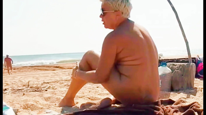 Crazyfamily 1970: Lo sconosciuto si è masturbato con me sulla spiaggia e mi...