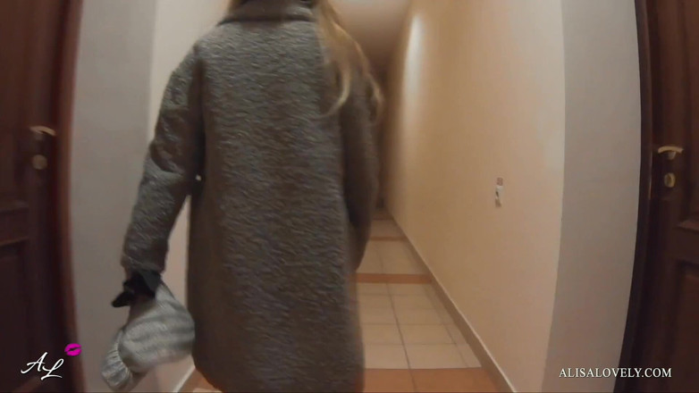 Alisa Lovely: Coppia dopo una passeggiata scopata davanti alla doccia - POV amatoriale