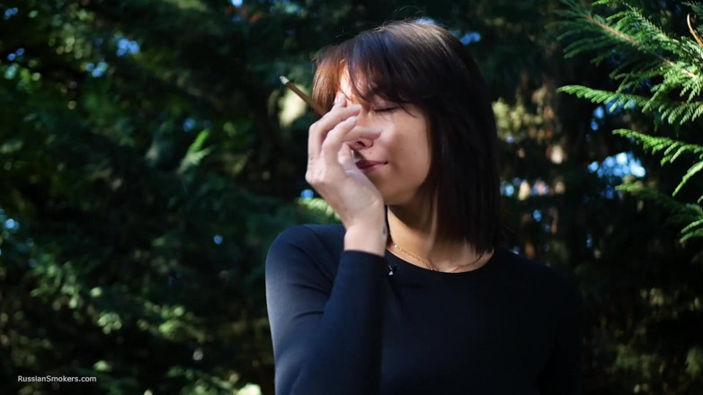 Russian Smokers: 甘く官能的なロシア美女 屋外でタバコを吸う