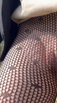 Passeggiao al parco indossando calze a rete. sconosciuti mi fissano