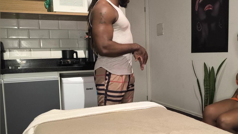 Nurseblack: Něžný paroháč dal masáž s velkým černým pérem bbw manželce Ebony...