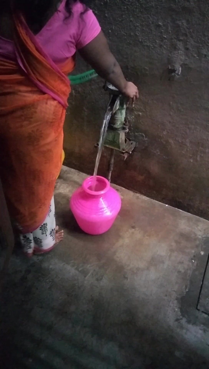 Benita sweety: Tia empurra bomba de água