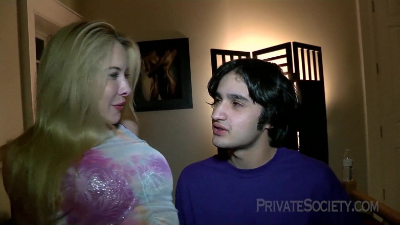 Private Society: Mamă sexy are toată puterea