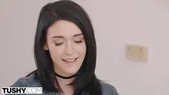 TUSHY - une étudiante séduit l’ami de son beau-père avec des jouets sexuels anaux
