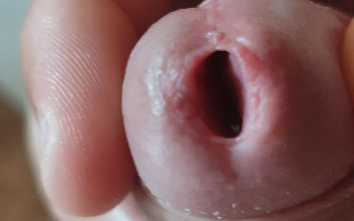 Straight Daddy Club: Extreme Open Hole Leaves the Glans Exposed.