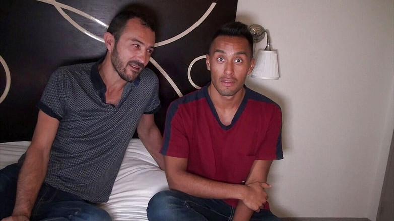 YOUNG FUCKED BY OLDER: セクシーなラテン系イケメン積によるパパのための楽しみ