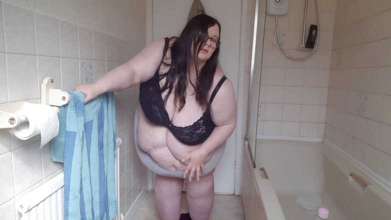 SSBBWLadyBrads: Ssbbw douchestrip plagen laten we naakt gaan