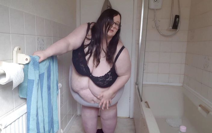 SSBBW Lady Brads: Ssbbw dusch-striptease lässt sich nackt machen