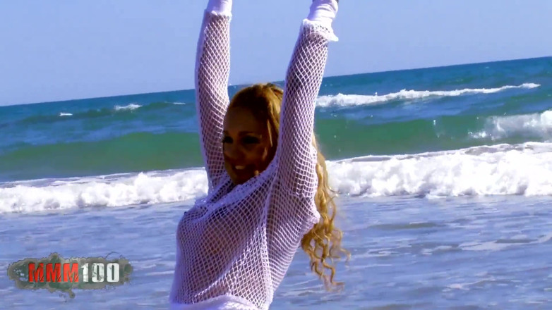 MMM100: Uma garota é fodida na praia!