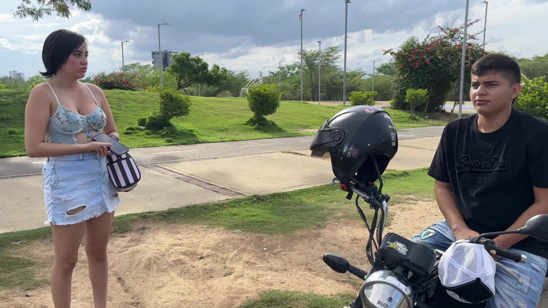 ManuelaAlvarez: Jovem estranha me leva a sua casa para foder com...