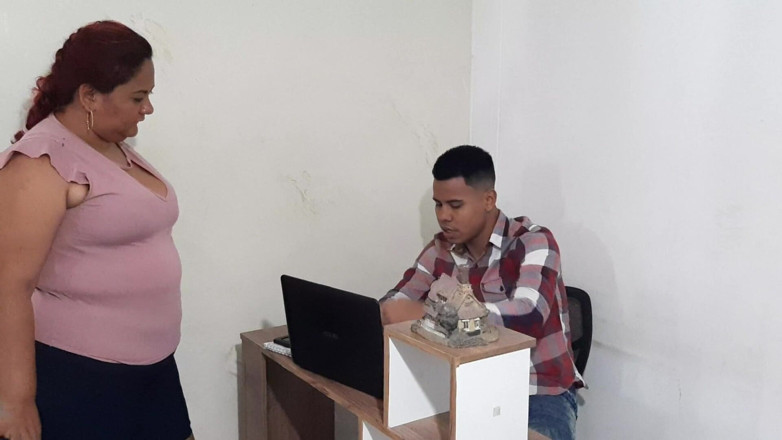 Victor y Brandy: Mature Gets Medical Treatment on Her Pussy