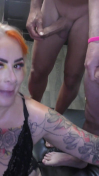 Milf tatuata dal Regno Unito si fa scopare la gola da cazzi duri