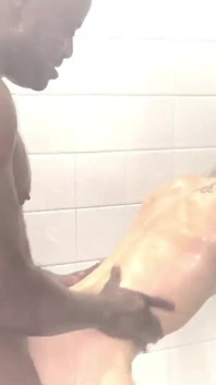 Bella naakt onder de douche