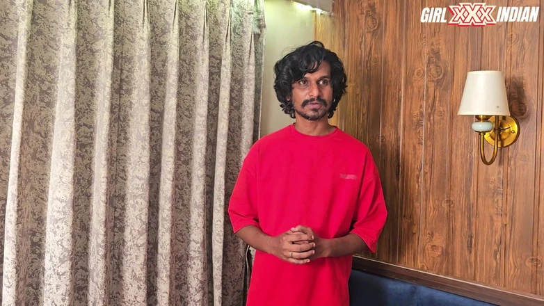 Indian Savita Bhabhi: Секс возбужденной пары в ванне в гостиничном номере, мокрая необрезанная киска