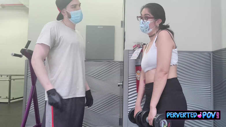 Perverted POV: Onlyfans-model krijgt inhoud van een man in de sportschool