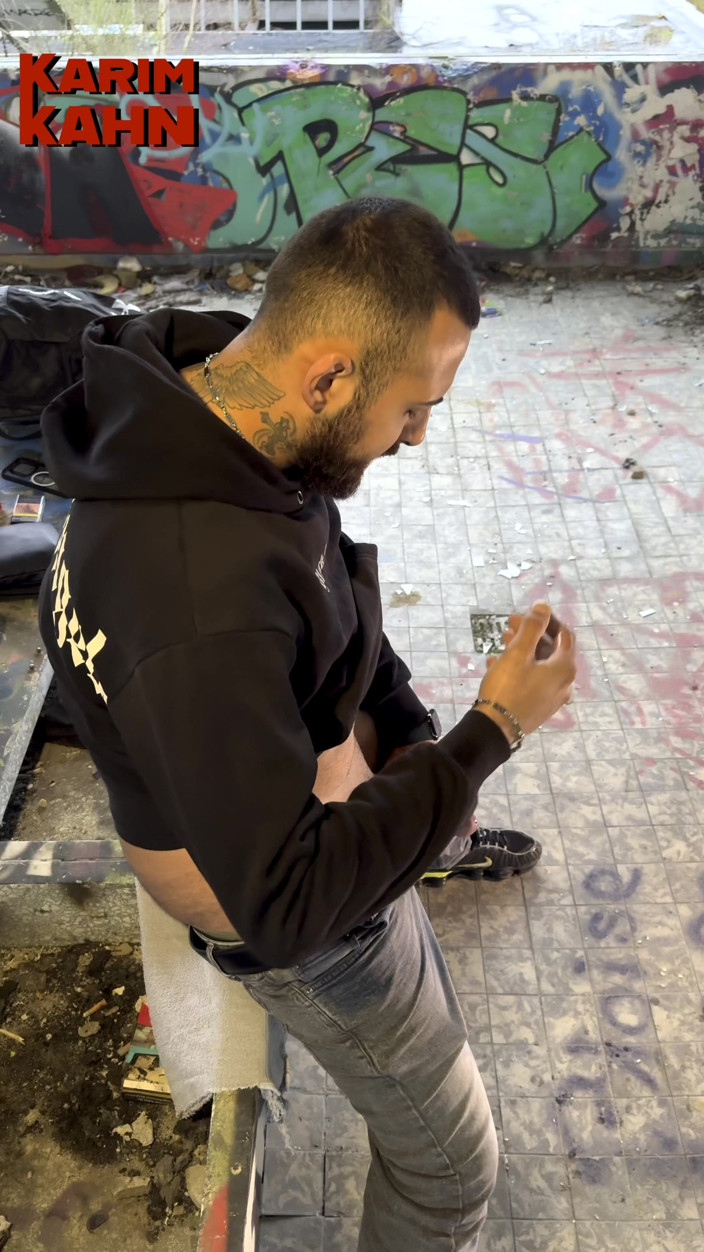 Karim Kahn: Nech mě se udělat do tvých úst, ty malý hajzle