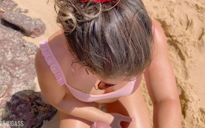 April BigAss: Derin gırtlak sikişi amcık plajı, döl gargara yutma
