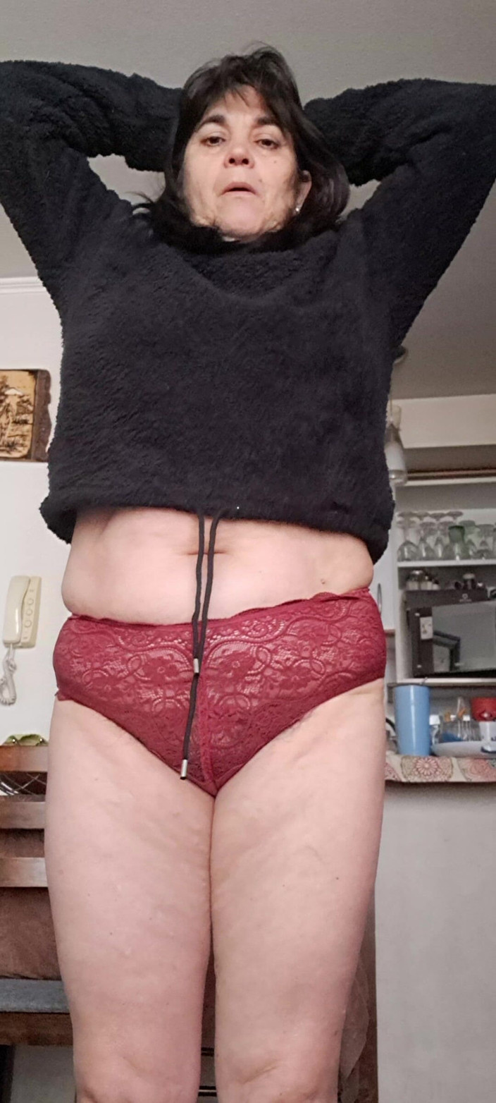 Mommy big hairy pussy: 穿着内裤的熟女在她冷漠的姐夫面前，他变得很热辣