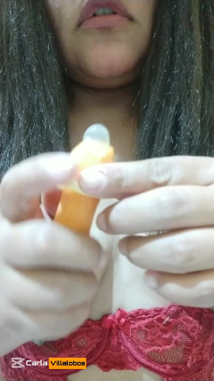 Carla Villalobos: Spuiten met iets heerlijks in mijn kont gevuld en genietend...