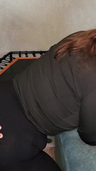 Quente madrasta gordinha em leggings apertadas em um trampolins recebe um pau duro na boca e na buceta
